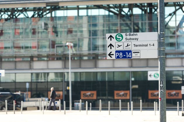 Stuttgart Airport in the Corona time like empty, only very few passengers on the way, shops and travel agencies are closed Check in counters are not occupied No more so many takeoffs and landings on the day Stuttgart Baden Wuerttemberg Germany Copyright: xMaxxKovalenkox