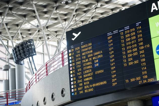Flughafen Stuttgart. Flughafen Stuttgart in der Corona Zeit wie leergefegt, nur sehr wenige Passagiere unterwegs, Geschaefte und Reisebueros sind geschlossen. Check in Schalter sind nicht besetzt. Nicht mehr so viele Starts und Landungen am Tag. Stuttgart Baden-Wuerttemberg Deutschland *** Stuttgart Airport in the Corona time like empty, only very few passengers on the way, shops and travel agencies are closed Check in counters are not occupied No more so many takeoffs and landings on the day Stuttgart Baden Wuerttemberg Germany Copyright: xMaxxKovalenkox