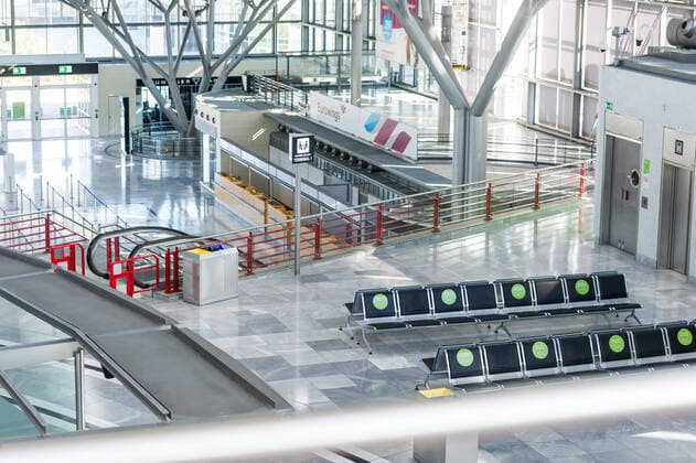 Stuttgart Airport in the Corona time like empty, only very few passengers on the way, shops and travel agencies are closed Check in counters are not occupied No more so many takeoffs and landings on the day Stuttgart Baden Wuerttemberg Germany Copyright: xMaxxKovalenkox