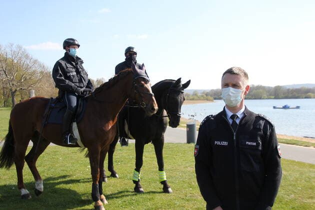 Inzidenzwert von 331,8: Salzgitter weiter trauriger Spitzenreiter in Niedersachsen - Sommerwetter lockt Besucher an Salzgitter-See- Polizei zeigt Präsenz Die kreisfreie Stadt Salzgitter ist derzeit trauriger Spitzenreiter bei der Inzidenz in Niedersachsen (Stand 26.04.2021, 09:00 Uhr).Auch landesweit setzt sich der Trend fort. 127,3 pro 100.000 Ansteckungen vermeldeten die Behörden am Freitag. Viele Bürger sehen dementsprechend die Entwicklung mit Sorge und zeigen Unverständnis für Mitmenschen, die sich offenbar nicht an die Regeln halten. Die Polizei und das Ordnungsamt zeigt in Salzgitter vermehrt Präsenz und droht empfindlich mit Ordnungswidrigkeitsverfahren bei Nichteinhaltung der Regeln. (Foto Pressesprecher Polizeiinspektion Sa Copyright: xMartinxDziadekx