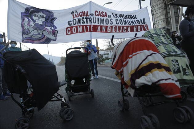 Santiago, April 26, 2021 This morning, members of the Dignity Movement are demonstrating outside the San Ramon Metro station, where they are demanding a universal basic income of 600,000 until the health crisis ends Cristobal Saavedra Aton Chile, Aton 504864  Copyright: CRISTOBALxSAAVEDRA ATONxCHILE