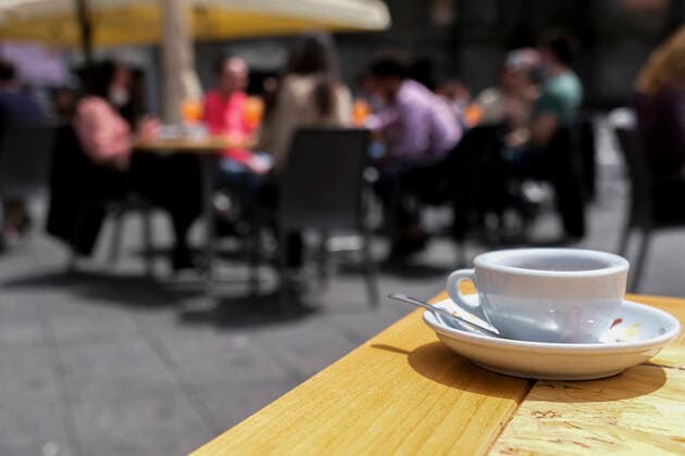 News Bilder des Tages Italy: reopen restaurants and Bar with table service outside. italy almost all yellow, the italian government with the latest dpcm of the draghi government gives the green light in the yellow zone to reopen bars and restaurants only with table service outside. tables with temperature detection spacing. the situation in naples today 26 april 2021, restaurants and bars full ABPH3493 Copyright: xAntonioxBalascox