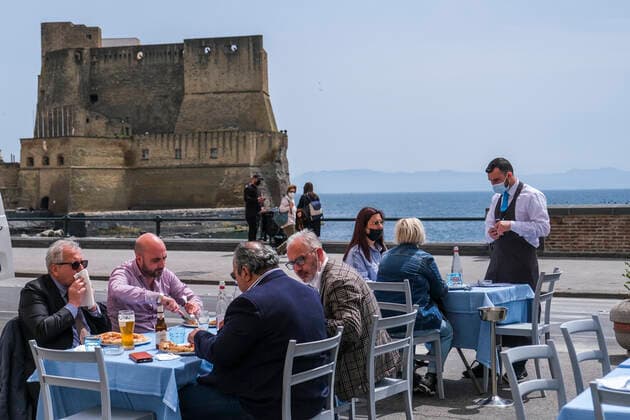 Italy: reopen restaurants and Bar with table service outside. italy almost all yellow, the italian government with the latest dpcm of the draghi government gives the green light in the yellow zone to reopen bars and restaurants only with table service outside. tables with temperature detection spacing. the situation in naples today 26 april 2021, restaurants and bars full ABPH3501 Copyright: xAntonioxBalascox