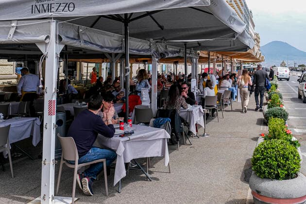 Italy: reopen restaurants and Bar with table service outside. italy almost all yellow, the italian government with the latest dpcm of the draghi government gives the green light in the yellow zone to reopen bars and restaurants only with table service outside. tables with temperature detection spacing. the situation in naples today 26 april 2021, restaurants and bars full ABPH3580 Copyright: xAntonioxBalascox