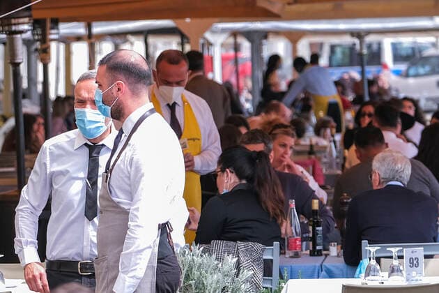 Italy: reopen restaurants and Bar with table service outside. italy almost all yellow, the italian government with the latest dpcm of the draghi government gives the green light in the yellow zone to reopen bars and restaurants only with table service outside. tables with temperature detection spacing. the situation in naples today 26 april 2021, restaurants and bars full ABPH3615 Copyright: xAntonioxBalascox