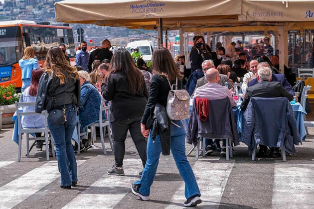 Italy: reopen restaurants and Bar with table service outside. italy almost all yellow, the italian government with the latest dpcm of the draghi government gives the green light in the yellow zone to reopen bars and restaurants only with table service outside. tables with temperature detection spacing. the situation in naples today 26 april 2021, restaurants and bars full ABPH3742 Copyright: xAntonioxBalascox