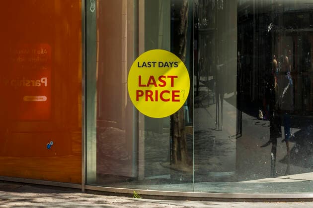 Few people are out shopping in Cologne city centre during the corona pandemic in April 2021 Many shops have already had to close Cologne