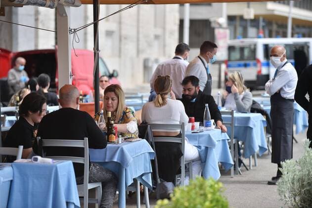 Photo IPP Felice De Martino Naples 26 04 2021 Chronicle Campania in yellow zone Reopen to the public restaurants and bars for outdoor dining In the photo Reopening restaurants on the waterfront Italy Photo Press World Copyright  0