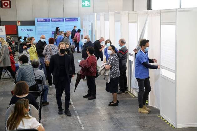April 26, 2021, Barcelona, Catalonia, Spain Massive vaccination pilot test at the Fira de Barcelona, where 1,000 people have been vaccinated against  JoanxValls