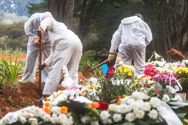 News Bilder des Tages SÃO PAULO, SP - 26.04.2021: ENTERROS NO CEMITÉRIO DA VILA FORMOSA - Coveiros prepare graves for burials this afternoon (26) in the largest cemetery in the country, the Cemetery of Vila Formosa, East Zone of São Paulo, while Brazil approaches the mark of 400,000 dead victims of the Covid-19 pandemic. x2058021x  YurixMurakami