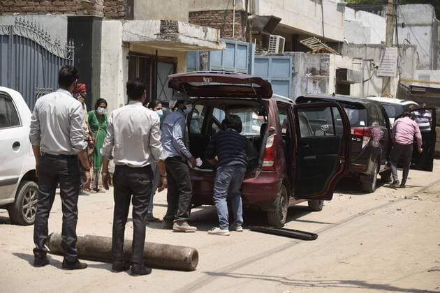 GURUGRAM, INDIA - APRIL 26: People waiting outside an oxygen-filling center to refill their empty cylinder at Sector-14, IDC colony near Maharana Pratap Chowk, on April 26, 2021 in Gurugram, India. (Photo by Parveen Kumar Hindustan Times) India Faces Oxygen Crisis As Covid-19 Cases Mount