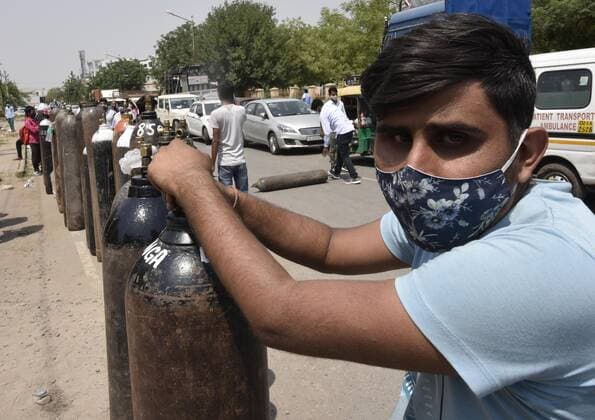 MANESAR, INDIA - APRIL 26: Family members of Covid-19 patients waiting with empty oxygen cylinders outside a filling center on April 26, 2021 in Manesar, India. (Photo by Vipin Kumar Hindustan Times) India Faces Oxygen Crisis As Covid-19 Cases Mount