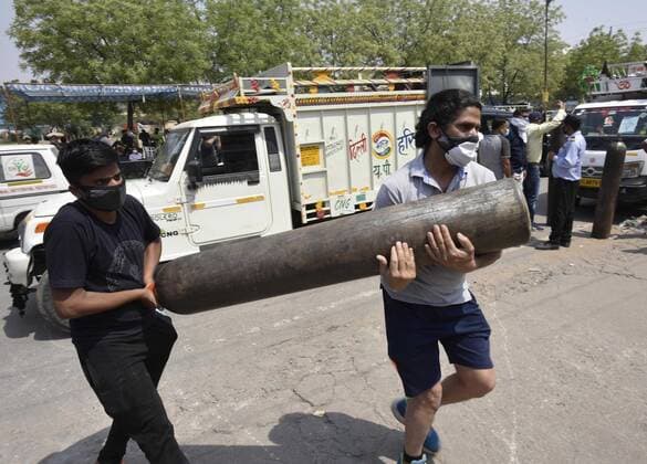 MANESAR, INDIA - APRIL 26: Family members of Covid-19 patients arriving with empty oxygen cylinders outside a filling center on April 26, 2021 in Manesar, India. (Photo by Vipin Kumar Hindustan Times) India Faces Oxygen Crisis As Covid-19 Cases Mount