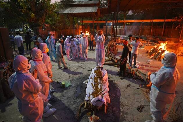 News Bilder des Tages NEW DELHI, INDIA - APRIL 26: Relatives of a Covid-19 victim performing the last rites, at Sarai Kale Khan crematorium, on April 26, 2021 in New Delhi, India. India has registered 2,762 new deaths and 319,315 new infections recording more than 300,000 daily Covid-19 cases for the fifth day in a row, reaching a new record peak. (Photo by Amal ks Hindustan Times) Cremation Of Covid-19 Victims