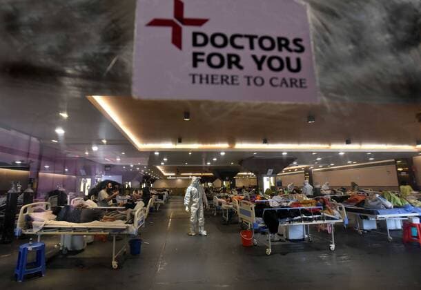 News Bilder des Tages NEW DELHI, INDIA - APRIL 26: Patients rest at the Covid-19 Care Centre, for a temporary Covid Care Centre set up at Shehnai Banquet Hall attached to LNJP Hospital, on April 26, 2021 in New Delhi, India. India has registered 2,762 new deaths and 319,315 new infections recording more than 300,000 daily Covid-19 cases for the fifth day in a row, reaching a new record peak. (Photo by Sonu Mehta Hindustan Times) Temporary Covid-19 Care Centre In Delhi
