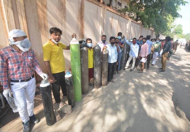 LUCKNOW, INDIA - APRIL 26: People waiting with empty cylinders to refill with medical oxygen at Talkatora oxygen plant on April 26, 2021 in Lucknow, India. (Photo by Deepak Gupta Hindustan Times) India Faces Oxygen Crisis As Covid-19 Cases Mount