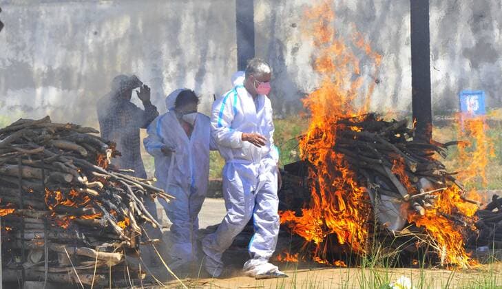 CHANDIGARH, INDIA - APRIL 26: Covid-19 victims being cremated at the Industrial Area cremation ground by volunteers of Red Cross who are helping with Covid-19 cremations on April 26, 2021 in Chandigarh, India. India has registered 2,762 new deaths and 319,315 new infections recording more than 300,000 daily Covid-19 cases for the fifth day in a row, reaching a new record peak. (Photo by Keshav Singh Hindustan Times) Cremation Of Covid-19 Victims
