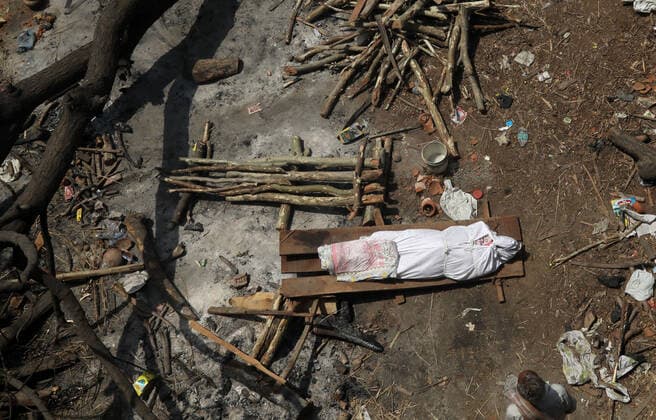April 26, 2021, New Delhi, India: (EDITORS NOTE: Image depicts death).The body of a person who died from the of COVID-19 coronavirus disease seen before cremation at Ghazipur cremation ground in New Delhi..In India the highest single-day spike in coronavirus infection. The report recorded 352,991 new Covid-19 cases and 2,812 deaths in the last 24 hours amid an oxygen crisis. New Delhi India - ZUMAs197 20210426_zaa_s197_105 Copyright: xNaveenxSharmax