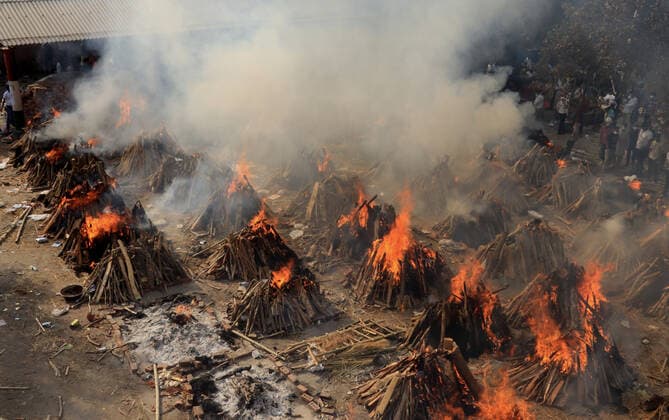 April 26, 2021, New Delhi, India: A mass cremation of victims who died due to the coronavirus disease (COVID-19), is seen at Ghazipur cremation ground in New Delhi..In India the highest single-day spike in coronavirus infection. The report recorded 352,991 new Covid-19 cases and 2,812 deaths in the last 24 hours amid an oxygen crisis. New Delhi India - ZUMAs197 20210426_zaa_s197_127 Copyright: xNaveenxSharmax