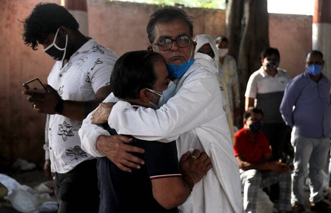April 26, 2021, New Delhi, India: Family Members of the deceased seen mourning after the cremation at Ghazipur cremation ground in New Delhi..In India the highest single-day spike in coronavirus infection. The report recorded 352,991 new Covid-19 cases and 2,812 deaths in the last 24 hours amid an oxygen crisis. New Delhi India - ZUMAs197 20210426_zaa_s197_143 Copyright: xNaveenxSharmax