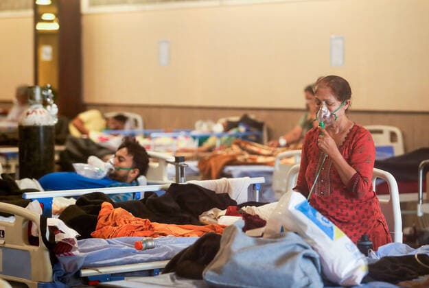 April 26, 2021, New Delhi, India: A Covid-19 patient seen wearing an oxygen mask in the Covid-19 isolation ward..A banquet hall temporarily converted to a Covid19 ward for coronavirus patients. India has recorded the highest single-day spike in coronavirus infection. The report recorded 352,991 new Covid-19 cases and 2,812 people deaths in the last 24 hours amid an oxygen crisis. New Delhi India - ZUMAs197 20210426_zaa_s197_175 Copyright: xNaveenxSharmax