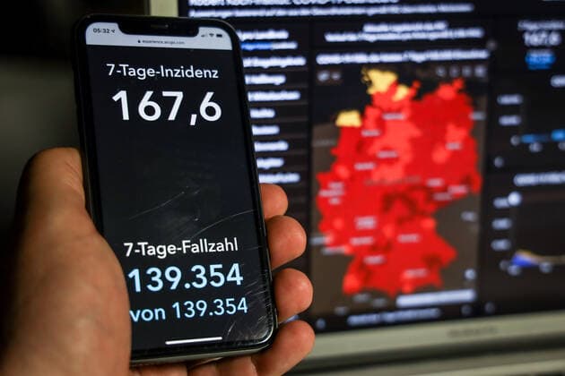 Coronavirus in Germany Covid 19 Dashboard of the Robert Koch Institute 27 04 2021 Robert Koch Institute 7 days Incidence 167.6 7 days Number of cases 139 354 COVID 19 cases 3 310 301 Addition of 10 976 compared to the previous day COVID 19 deaths 81 968 Addition of 344 compared to the previous day