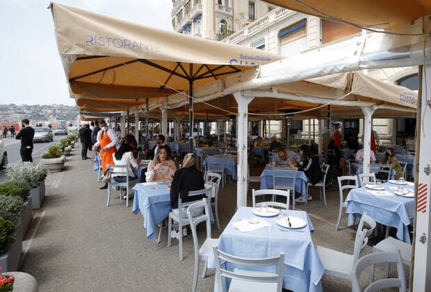 (210426) -- NAPLES (ITALY), April 26, 2021 () -- People dine at a restaurant in Naples, Italy, on April 26, 2021. Italy took a first decisive step toward a post-pandemic phase on Monday, the first day of reopening amid decreasing coronavirus cases. () ITALY-NAPLES-COVID-19-REOPENING Xinhua 