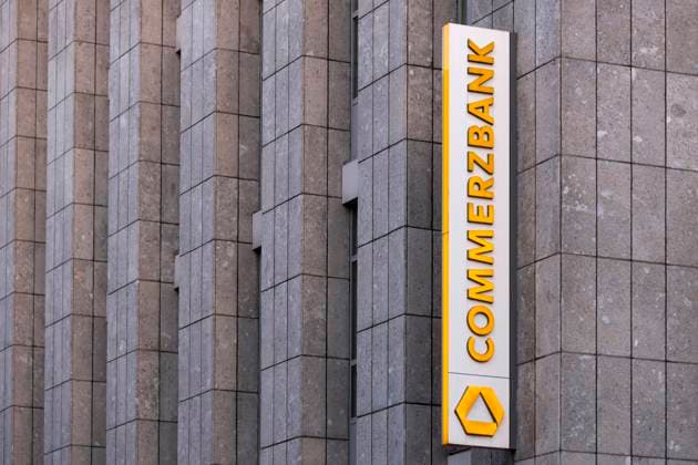 Das Ende des Kostenlos-Kontos: Die Commerzbank schafft das Gratis-Konto ab für Bestandskunden. Ab Juli werden für ein gewöhnliches Girokonto fast 5 Euro im Monat fällig. Im Bild eine Commerzbank-Filiale in der Kölner Innenstadt. (Themenbild; Symbolbild) Köln; 26..04.2021 Foto:xC.xHardtx xFuturexImage