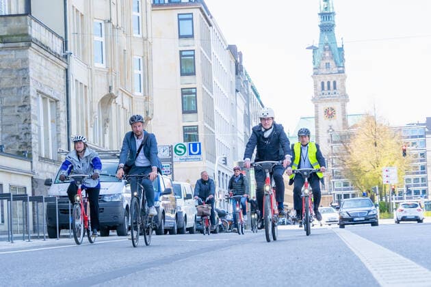 7 National Cycling Congress in Hamburg Photo opportunity in front of the entrance to the Hapag Lloyd building Andreas Scheuer, Federal Minister of Transport and Digital Infrastructure with Anjes Tjarks, Senator for Transport and Mobil
