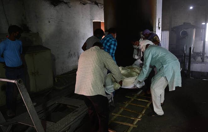 April 27, 2021, Prayagraj, Uttar Pradesh, India: Prayagraj: Family members carrying dead bodies of patients who died of the Covid-19 coronavirus at an Electric crematorium in Prayagraj on April 27, 2021. Prayagraj India - ZUMAv115 20210427_zap_v115_015 Copyright: xPrabhatxKumarxVermax