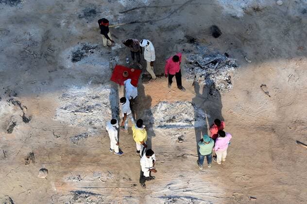 April 27, 2021, Prayagraj, Uttar Pradesh, India: Prayagraj: Family members collecting ashes of patients who died of the Covid-19 coronavirus at Phaphamau Ghat in Prayagraj on April 27, 2021. Prayagraj India - ZUMAv115 20210427_zap_v115_025 Copyright: xPrabhatxKumarxVermax