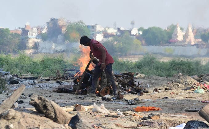 April 27, 2021, Prayagraj, Uttar Pradesh, India: Prayagraj: A person who died of Covid-19 being cremated at Phaphamau Ghat in Prayagraj on April 27, 2021. Prayagraj India - ZUMAv115 20210427_zap_v115_030 Copyright: xPrabhatxKumarxVermax
