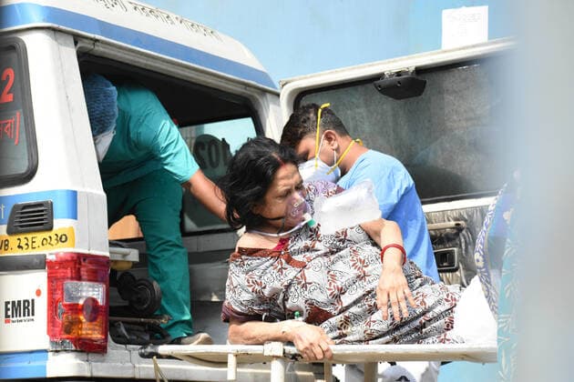 April 27, 2021, Kolkata, West Bengal, India: A lady who tested positive for COVID-19 is been taken to a critical care unit at a hospital in Kolkata , India , on 27 April , 2021 .India recorded over 3.2 Lakh cases yesterday , with death toll crossing over 2500 in the country as by Indian media report Kolkata India - ZUMAc211 20210427_zip_c211_002 Copyright: xDebarchanxChatterjeex