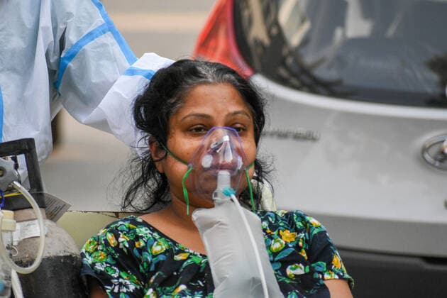 April 27, 2021, Kolkata, West Bengal, India: A lady who tested positive for COVID-19 is been taken for check up and scan at a hospital in Kolkata , India , on 27 April , 2021 .India recorded over 3.2 Lakh cases yesterday , with death toll crossing over 2500 in the country as by Indian media report Kolkata India - ZUMAc211 20210427_zip_c211_004 Copyright: xDebarchanxChatterjeex