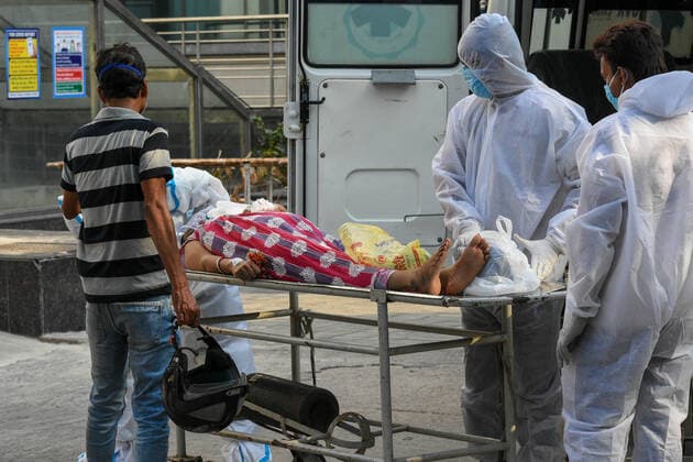 April 27, 2021, Kolkata, West Bengal, India: A lady who tested positive for COVID-19 is been taken to a critical care unit at a hospital in Kolkata , India , on 27 April , 2021 .India recorded over 3.2 Lakh cases yesterday , with death toll crossing over 2500 in the country as by Indian media report Kolkata India - ZUMAc211 20210427_zip_c211_008 Copyright: xDebarchanxChatterjeex