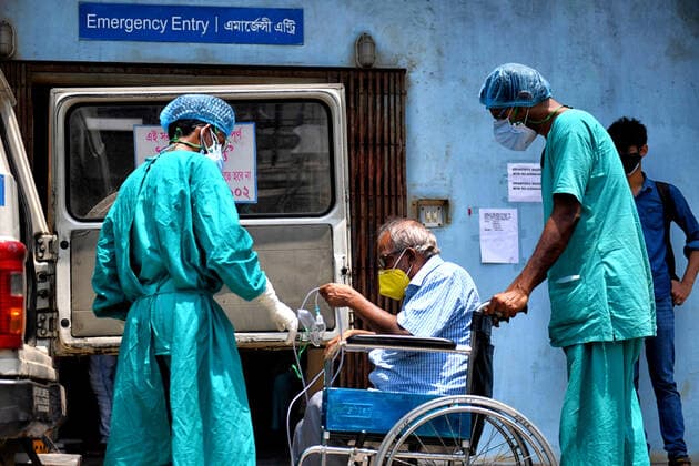 April 27, 2021, Kolkata, India: A Covid-19 patient seen on a wheel chair being transported to a government hospital. India has recorded the highest single-day spike in coronavirus infection. The report recorded 352,991 new Covid-19 cases and 2,812 people deaths in the last 24 hours amid an oxygen crisis. Kolkata India - ZUMAs197 20210427_zaa_s197_165 Copyright: xAvishekxDasx