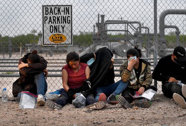 News Bilder des Tages April 27, 2021, La Joya, Texas, USA: Asylum-seeking migrants are processed after crossing border from Mexico in La Joya TX on April 27, 2021. A surge has been overwhelming U.S. facilities at the southern borders. La Joya USA - ZUMAg208 20210427_zap_g208_006 Copyright: xCarolxGuzyx