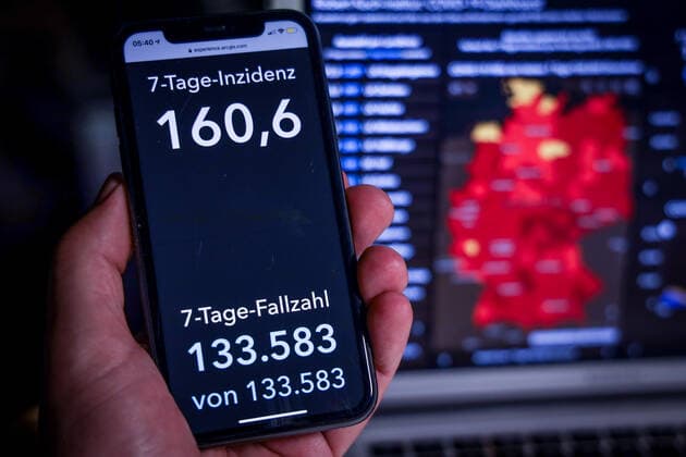 Coronavirus in Germany Covid 19 Dashboard of the Robert Koch Institute 28 04 2021 Robert Koch Institute 7 days Incidence 160.6 7 days Number of cases 133 583 COVID 19 cases 3 332 532 Addition of 22 231 compared to previous day COVID 19 deaths 82 280 Addition of 312 compared to previous day