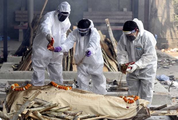 NEW DELHI, INDIA - APRIL 27: Relatives of a Covid-19 victim performing the last rites, at Sarai Kale Khan crematorium on April 27, 2021 in New Delhi, India. India has registered 2,762 new deaths and 319,315 new infections recording more than 300,000 daily Covid-19 cases for the fifth day in a row, reaching a new record peak. (Photo by Sonu Mehta Hindustan Times) Covid Death Toll Continues To Rise In India