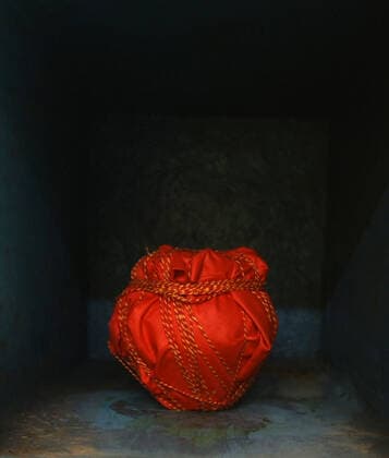 News Bilder des Tages NOIDA, INDIA - APRIL 27: An urn placed in a mortuary?s locker waiting to be collected from Antim Niwas cremation ground at Sector 94 on April 27, 2021 in Noida, India. (Photo by Sunil Ghosh Hindustan Times) Covid Death Toll Continues To Rise In India