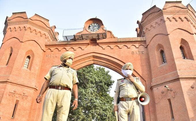 AMRITSAR, INDIA - APRIL 27: Punjab police personnel making announcement to shopkeepers to close their businesses before 5 PM as per new Covid-19 night curfew orders by the state government, at Hall Bazar on April 27, 2021 in Amritsar, India. The Punjab government on Monday ordered a weekend lockdown and extended the night curfew by two hours in a bid to tackle the surge in coronavirus cases. The government has also ordered the closure of shops by 5 pm. (Photo by Sameer Sehgal Hindustan Times) Punjab Government Orders Closure Of Shops By 5 PM