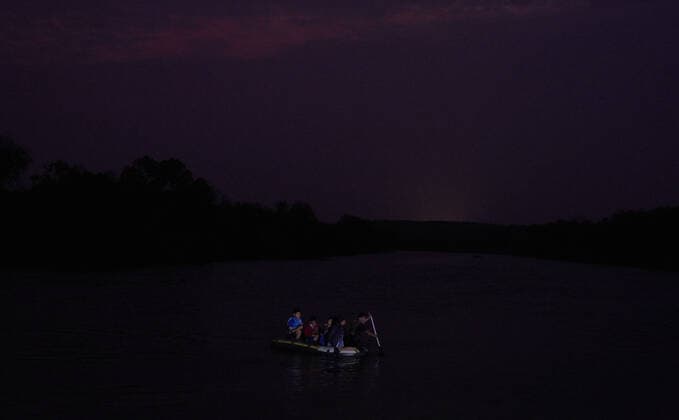 April 27, 2021, Roma, Texas, USA: Asylum seeking migrants illegally cross the Rio Grande River in rafts to surrender to the United States Border Patrol in Roma, TX. Roma USA - ZUMAd211 20210427_zap_d211_002 Copyright: xAllisonxDinnerx