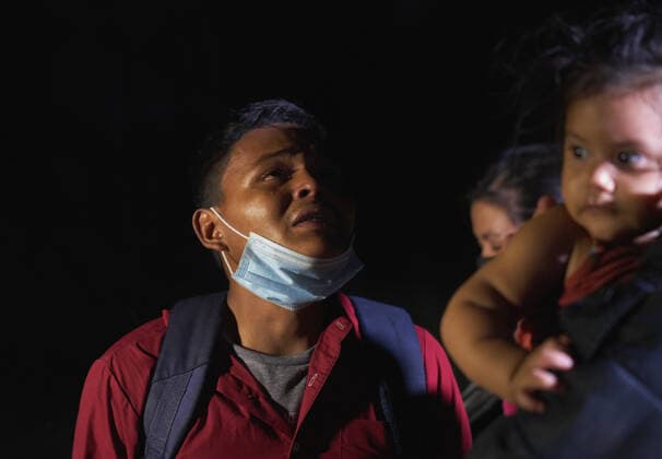April 27, 2021, Roma, Texas, USA: Asylum seeking migrants illegally cross the Rio Grande River in rafts to surrender to the United States Border Patrol in Roma, TX. Roma USA - ZUMAd211 20210427_zap_d211_001 Copyright: xAllisonxDinnerx