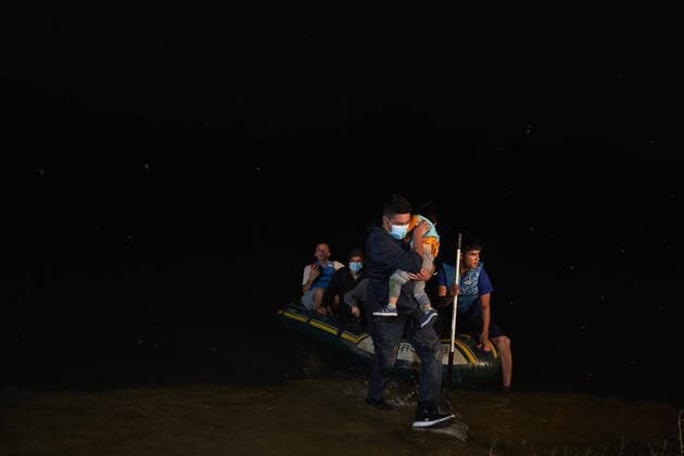 April 27, 2021, Roma, Texas, USA: Asylum seeking migrants illegally cross the Rio Grande River in rafts to surrender to the United States Border Patrol in Roma, TX. Roma USA - ZUMAd211 20210427_zap_d211_004 Copyright: xAllisonxDinnerx