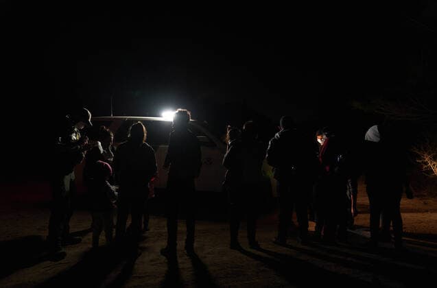 April 27, 2021, Roma, Texas, USA: Asylum seeking migrants illegally cross the Rio Grande River in rafts to surrender to the United States Border Patrol in Roma, TX. Roma USA - ZUMAd211 20210427_zap_d211_006 Copyright: xAllisonxDinnerx
