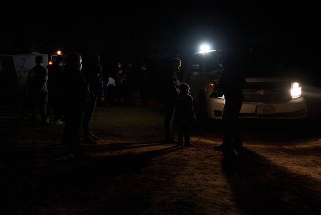 April 27, 2021, Roma, Texas, USA: Asylum seeking migrants illegally cross the Rio Grande River in rafts to surrender to the United States Border Patrol in Roma, TX. Roma USA - ZUMAd211 20210427_zap_d211_025 Copyright: xAllisonxDinnerx