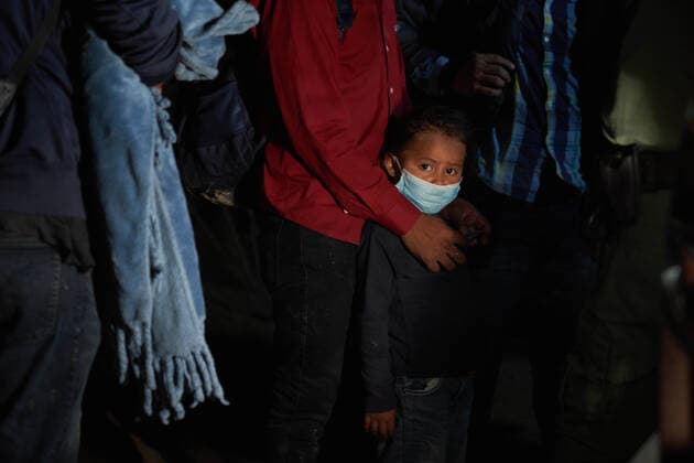 April 27, 2021, Roma, Texas, USA: Asylum seeking migrants illegally cross the Rio Grande River in rafts to surrender to the United States Border Patrol in Roma, TX. Roma USA - ZUMAd211 20210427_zap_d211_007 Copyright: xAllisonxDinnerx