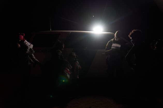 April 27, 2021, Roma, Texas, USA: Asylum seeking migrants illegally cross the Rio Grande River in rafts to surrender to the United States Border Patrol in Roma, TX. Roma USA - ZUMAd211 20210427_zap_d211_009 Copyright: xAllisonxDinnerx