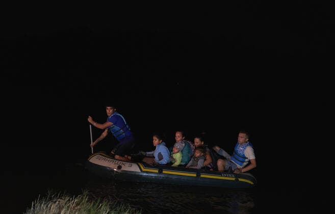 April 27, 2021, Roma, Texas, USA: Asylum seeking migrants illegally cross the Rio Grande River in rafts to surrender to the United States Border Patrol in Roma, TX. Roma USA - ZUMAd211 20210427_zap_d211_011 Copyright: xAllisonxDinnerx