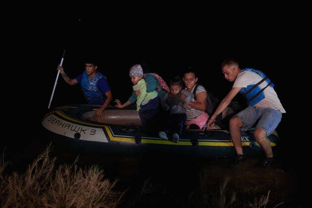 April 27, 2021, Roma, Texas, USA: Asylum seeking migrants illegally cross the Rio Grande River in rafts to surrender to the United States Border Patrol in Roma, TX. Roma USA - ZUMAd211 20210427_zap_d211_013 Copyright: xAllisonxDinnerx